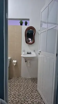 Un baño de Refugio del Mar