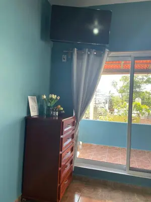 Una televisión o centro de entretenimiento en Refugio del Mar