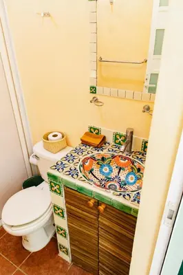 Un baño de Pineapple Mansion