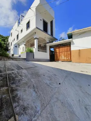 Edificio en el que se encuentra el hostal o pensión