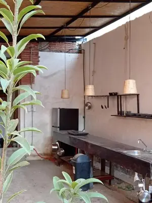 Una televisión o centro de entretenimiento en Iguana Coliving