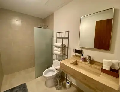 Un baño de Departamento para 6 vista al mar con alberca y embarcadero