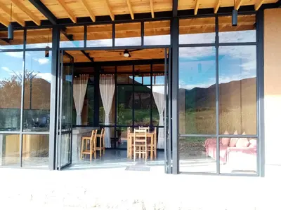 Un balcón o terraza de Bungalow al pie de la montaña