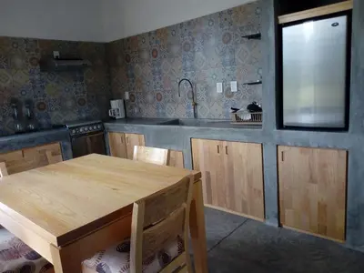Una cocina o zona de cocina en Bungalow al pie de la montaña