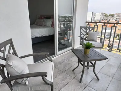 Un balcón o terraza de Gran departamento de lujo ejecutivo con alberca