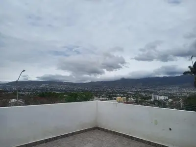 Vista general de una montaña o vista desde la casa o chalet