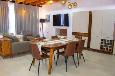 Una televisión o centro de entretenimiento en Nubária Residences