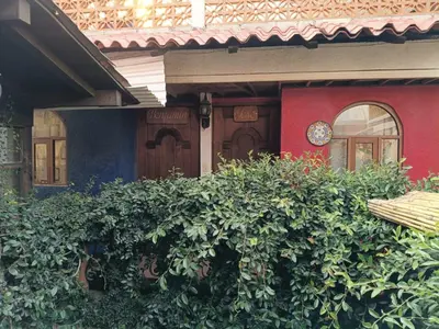 Edificio en el que se encuentra el hostal o pensión