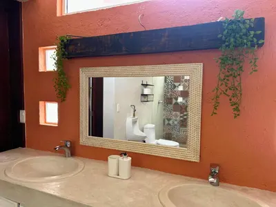 Un baño de Casa Haru Alberca climatizada Jardín, asador y tombling, Capacidad 14 personas, 5 recámaras 5 baños 8 camas Estacionamiento para 4 autos Salida 5 pm