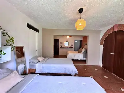 Cama o camas de una habitación en Casa Haru Alberca climatizada Jardín, asador y tombling, Capacidad 14 personas, 5 recámaras 5 baños 8 camas Estacionamiento para 4 autos Salida 5 pm