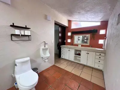 Un baño de Casa Haru Alberca climatizada Jardín, asador y tombling, Capacidad 14 personas, 5 recámaras 5 baños 8 camas Estacionamiento para 4 autos Salida 5 pm
