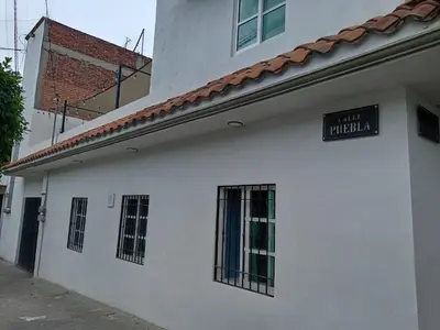 Edificio en el que se encuentra el hostal o pensión