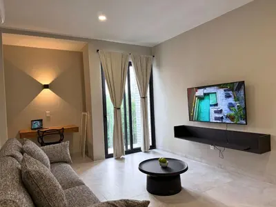 Una televisión o centro de entretenimiento en Rooms Sector M