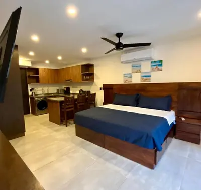Cama o camas de una habitación en Stay just steps away from the beach!