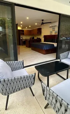 Zona de estar de Stay just steps away from the beach!