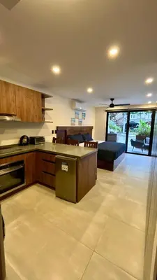 Una cocina o zona de cocina en Stay just steps away from the beach!