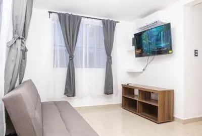 Una televisión o centro de entretenimiento en condominio los mangos
