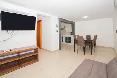 Una televisión o centro de entretenimiento en condominio los mangos