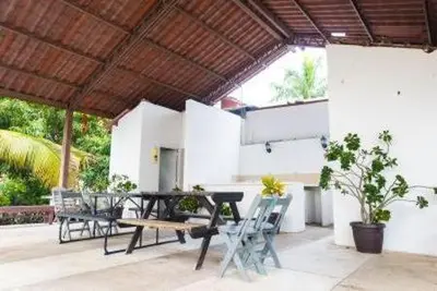 Un patio o zona al aire libre en condominio los mangos