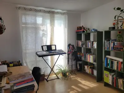Biblioteca en la habitación en casa particular