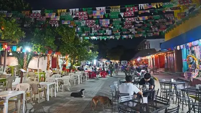 Un restaurante o sitio para comer en Zipoliteville - HOTEL NUDISTA