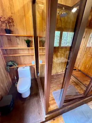 Un baño de Nido de Madera