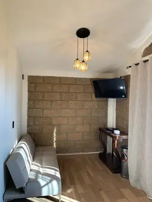 Una televisión o centro de entretenimiento en Cabañas Hacienda Real