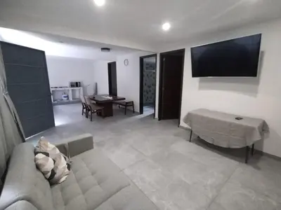 Una televisión o centro de entretenimiento en departamento compartido Aeropuerto-GNP