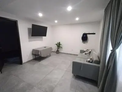 Una televisión o centro de entretenimiento en departamento compartido Aeropuerto-GNP