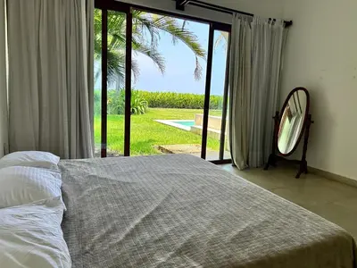 Cama o camas de una habitación en Beachfront house Private beach Pool 6 people
