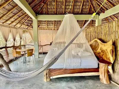 Cama o camas de una habitación en La casa de los árboles frente a la playa con alberca