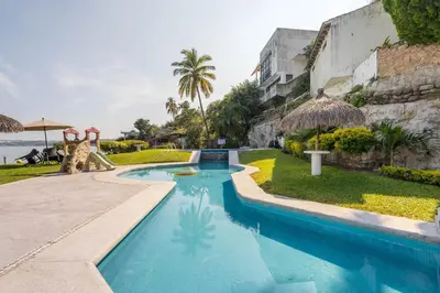 Piscina en o cerca de Comoda Habitacion en Hotel con Vista al Lago, Tequesquitengo