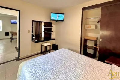 Una televisión o centro de entretenimiento en Angeles Suites & Hotel