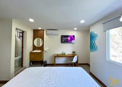 Una televisión o centro de entretenimiento en Angeles Suites & Hotel
