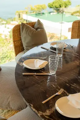 Zona de estar de Casa Angelines en Las Brisas Acapulco, con alberca y club de playa