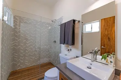 Un baño de 3060 - Bocana Beach Condo B2