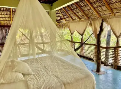 Cama o camas de una habitación en Habitaciones en casa De los árboles en la playa con alberca