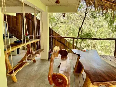 Un balcón o terraza de Habitaciones en casa De los árboles en la playa con alberca