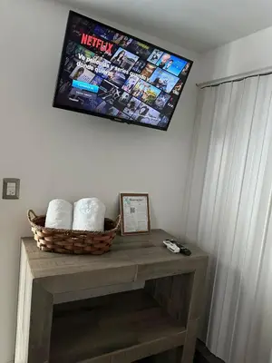 Una televisión o centro de entretenimiento en Departamento a orilla de playa