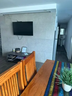Una televisión o centro de entretenimiento en Departamento a orilla de playa