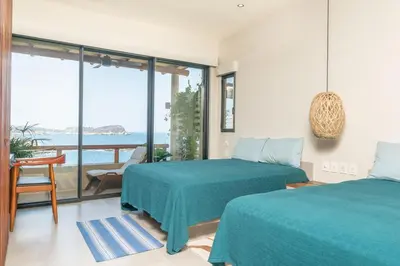 Cama o camas de una habitación en Luxury condo with ocean view & beach access