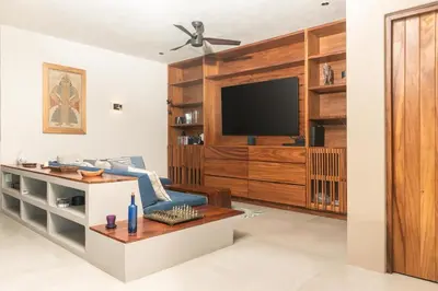 Una televisión o centro de entretenimiento en Luxury condo with ocean view & beach access