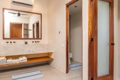 Un baño de Luxury condo with ocean view & beach access