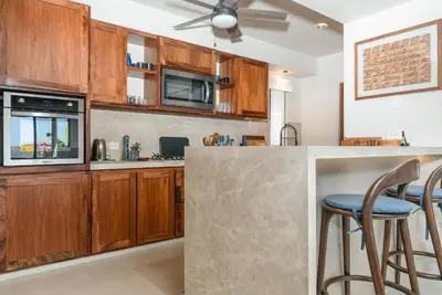 Una cocina o zona de cocina en Luxury condo with ocean view & beach access