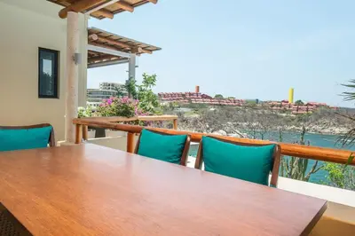 Un balcón o terraza de Luxury condo with ocean view & beach access