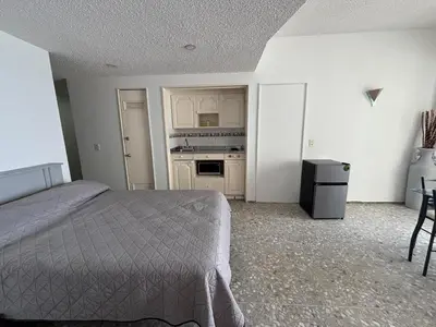 Una cocina o zona de cocina en Torres gemelas - Suite equipada con vista a la bahía
