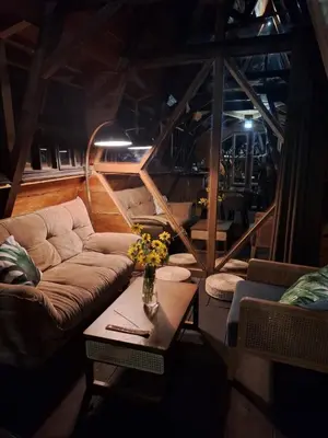 Zona de estar de Romantic and private wooden cabin