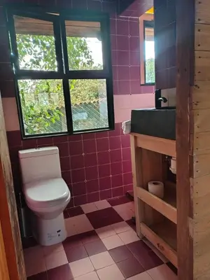 Un baño de Romantic and private wooden cabin
