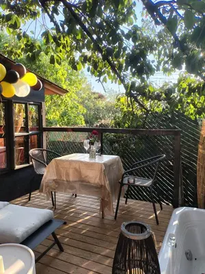 Un balcón o terraza de Romantic and private wooden cabin