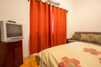 Una televisión o centro de entretenimiento en Vacation house with pool - Temixco, 2 bedrooms